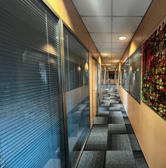 pasillo oficinas con cuadro